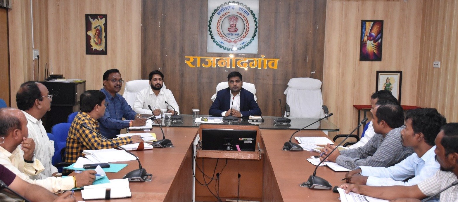 प्रधानमंत्री सूर्यघर मुफ्त बिजली योजना के क्रियान्वयन के लिए सभी अधिकारी प्रतिबद्धता एवं सक्रियतापूर्वक करें कार्य : कलेक्टर