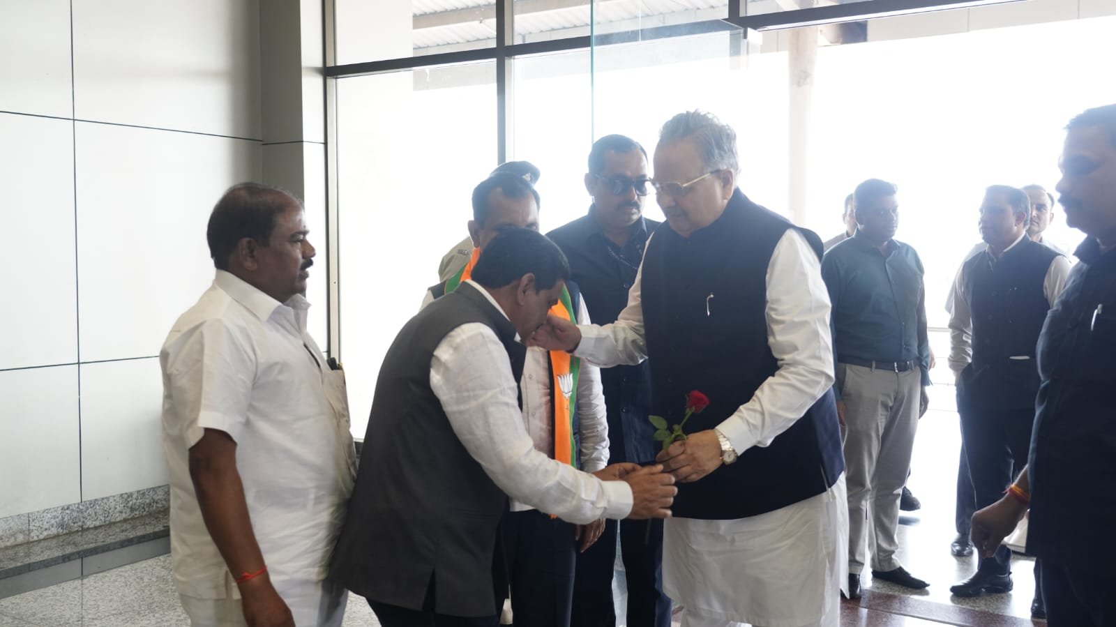 विधान सभा अध्यक्ष डॉ रमन सिंह का जगदलपुर एयरपोर्ट में किया गया आत्मीय स्वागत