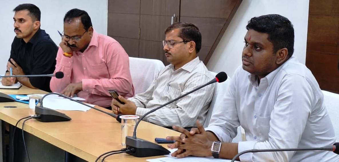 कलेक्टर हरिस एस ने समय-सीमा की बैठक में की विकास कार्यों की गहन समीक्षा