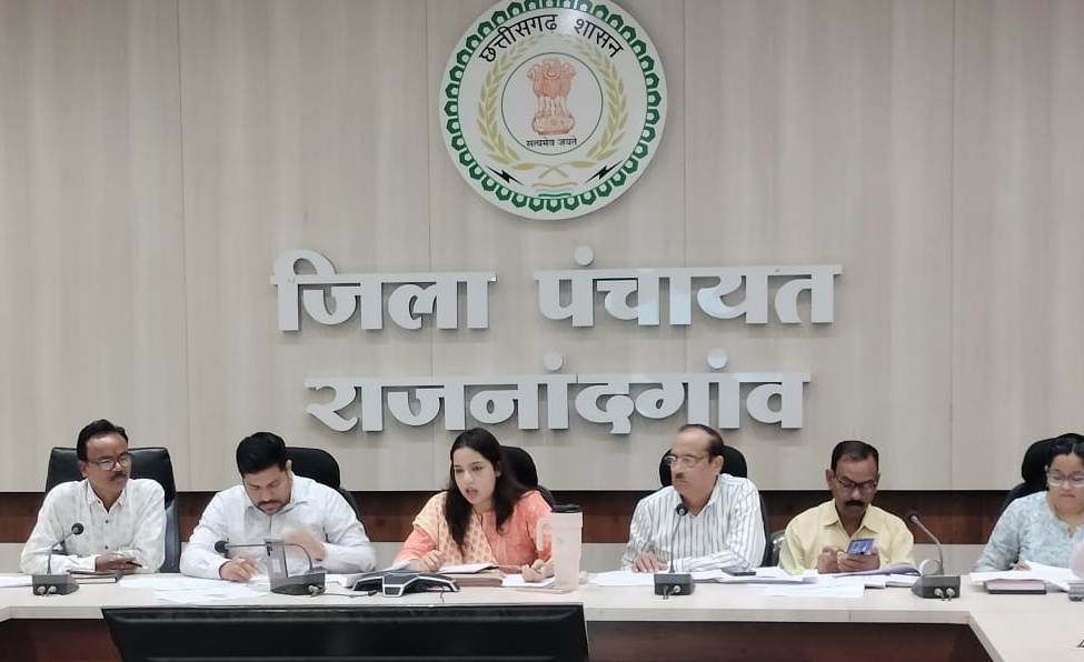 सीईओ जिला पंचायत ने वीडियो कान्फ्रेंसिंग के माध्यम से योजनाओं एवं कार्यक्रमों के प्रगति की गहन समीक्षा की