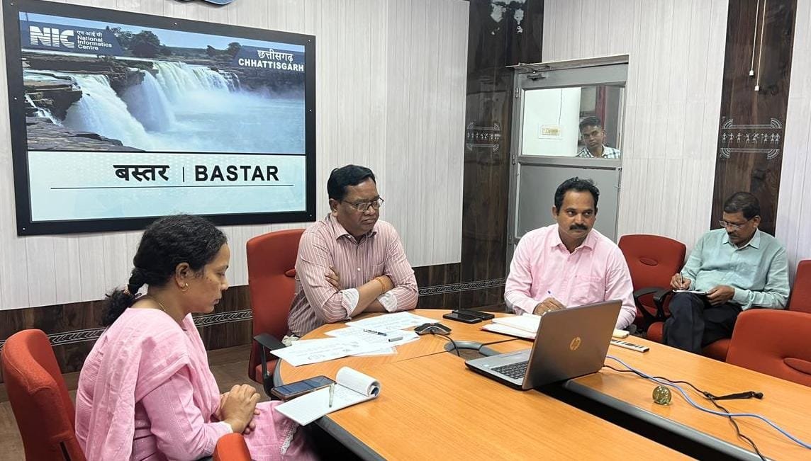 कमिश्नर डोमन सिंह ने वीडियो कांफ्रेंसिंग के जरिए बीजापुर जिले के पंचायत पदाधिकारियों से की चर्चा, बस्तर ओलम्पिक में अधिकाधिक प्रतिभागियों की सहभागिता हेतु पहल करने किया अपील