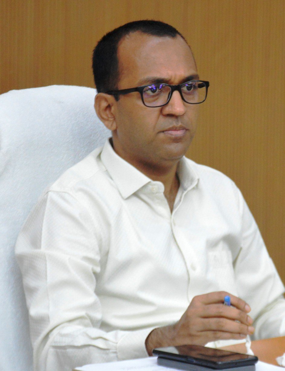 कलेक्टर की अध्यक्षता में राजस्व अधिकारियों की हुई समीक्षा बैठक