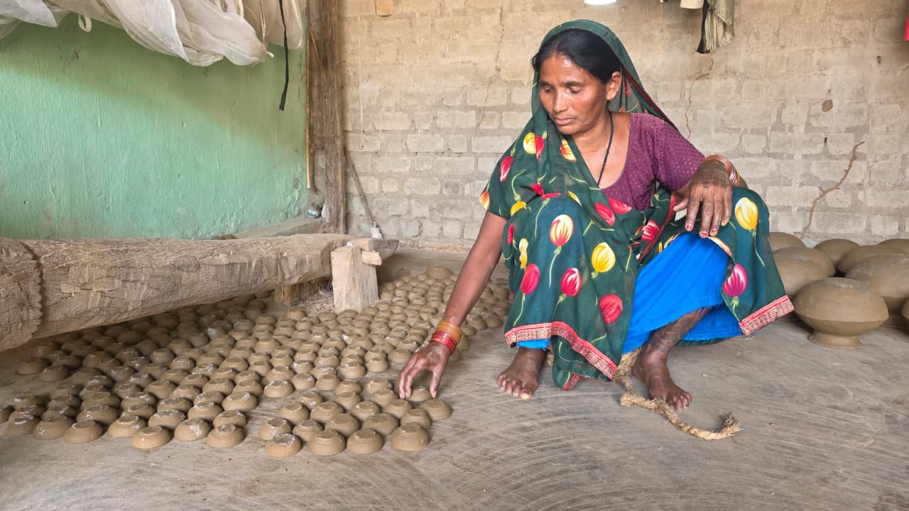 मिट्टी के दिए बनाकर लोगों के घरों को रोशन करने वाली ललमोतिया की इस बार की दिवाली होगी खास