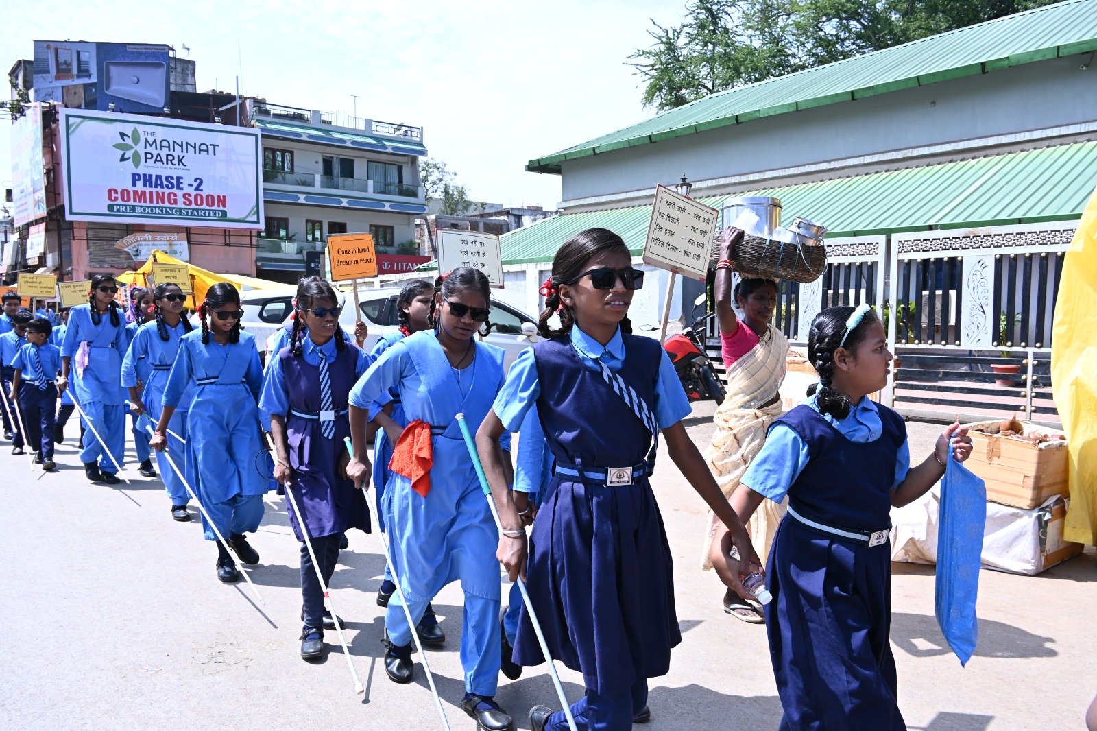 आंखों पर पट्टी बांधकर कलेक्टर रैली में हुए शामिल