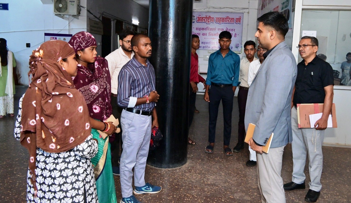 कलेक्टर ने कलेक्टोरेट स्थित कार्यालयों का किया निरीक्षण