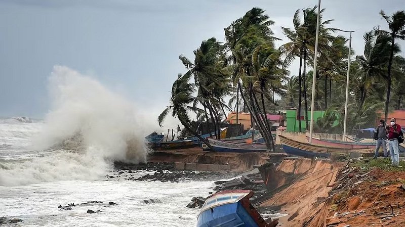 चक्रवात मोन्था तूफान में बदला, आज शाम काकीनाड़ा से टकराएगा: आंध्र-ओडिशा समेत 4 राज्यों में भारी बारिश, 50 हजार लोग हटाए गए