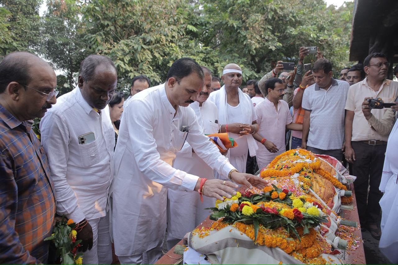 स्वास्थ्य मंत्री श्याम बिहारी जायसवाल ने पूर्व विधानसभा उपाध्यक्ष बनवारी लाल अग्रवाल को दी श्रद्धांजलि