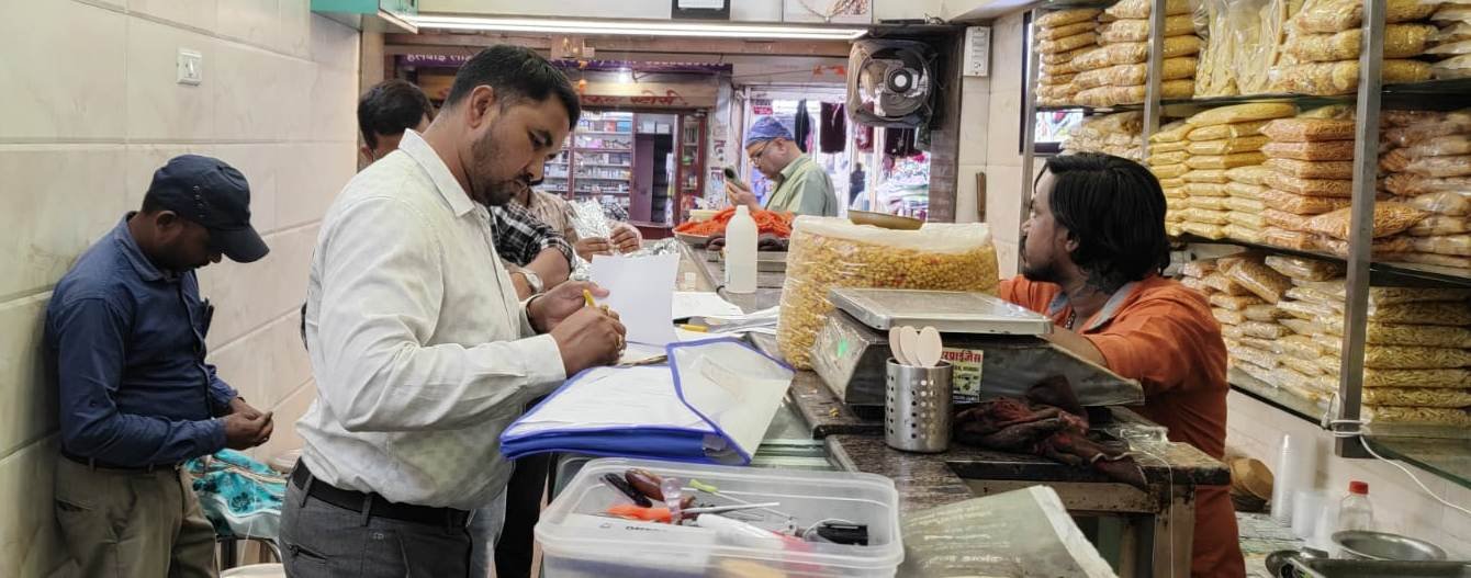 कलेक्टर ने आगामी दीपावली पर्व के दृष्टिगत खाद्य प्रतिष्ठान एवं मिठाई दुकानों के जांच करने के दिए निर्देश