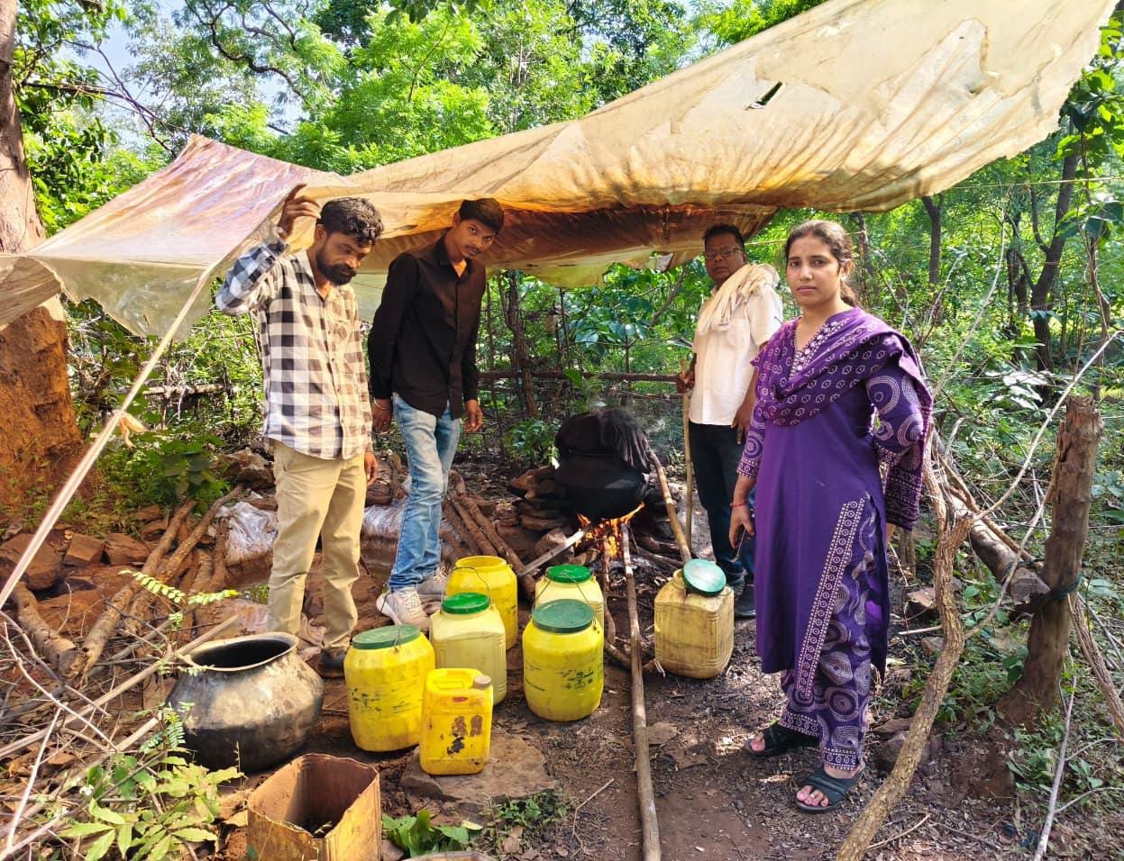 90 लीटर हाथ भट्ठी कच्ची महुआ शराब एवं 50 किलोग्राम महुआ लाहन जप्त