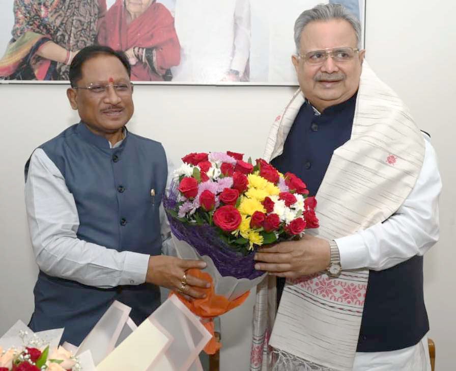 मुख्यमंत्री ने विधानसभा अध्यक्ष को पुष्प गुच्छ भेंट कर उनके जन्मदिन पर हार्दिक बधाई एवं शुभकामनाएं दी