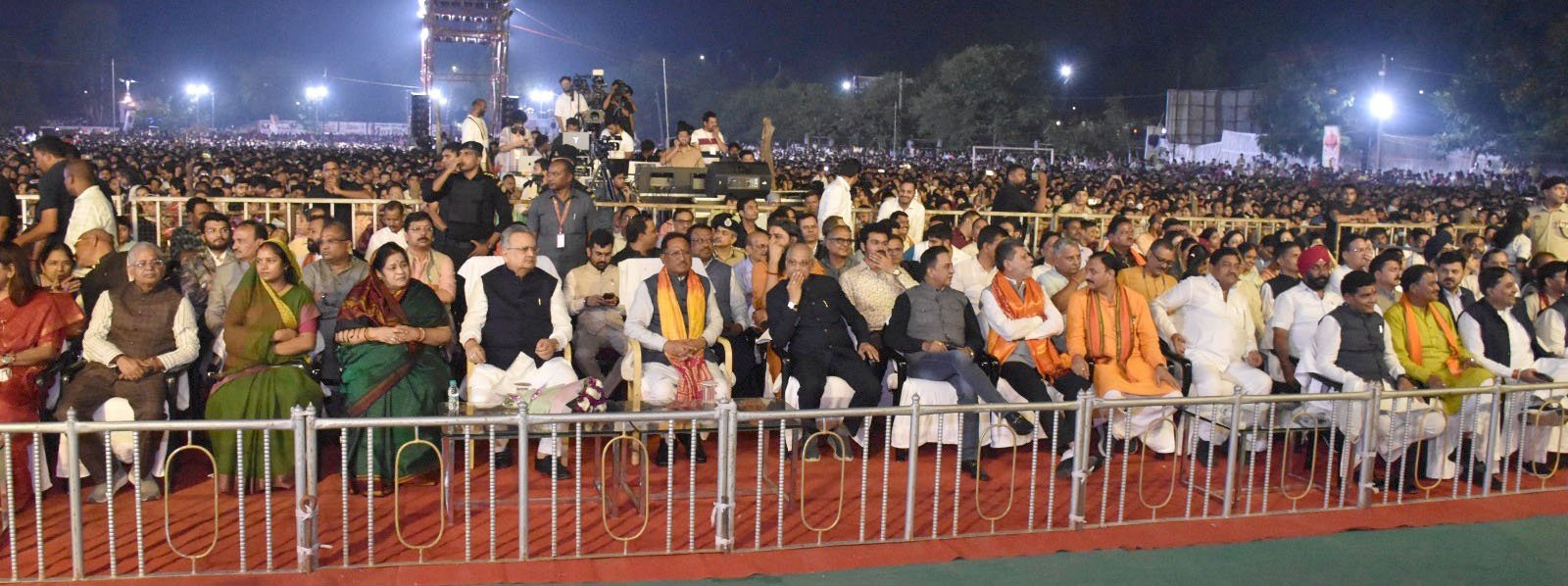 मुख्यमंत्री एवं विधानसभा अध्यक्ष ने कैलाश खेर राग नांदगांव कार्यक्रम में शिरकत की