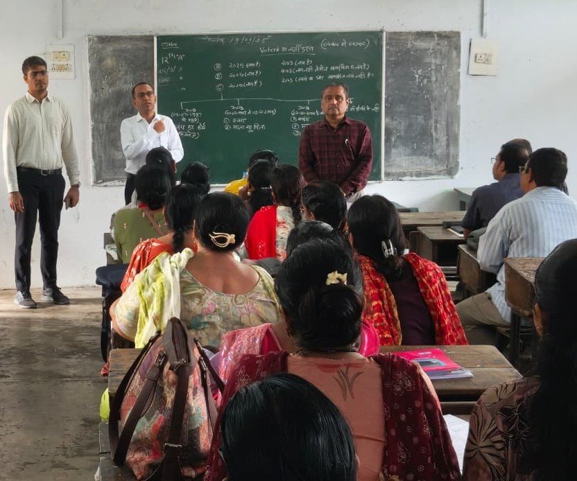 कलेक्टर ने विद्युत गृह विद्यालय में बीएलओ को दिए जा रहे एसआईआर प्रशिक्षण का किया निरीक्षण
