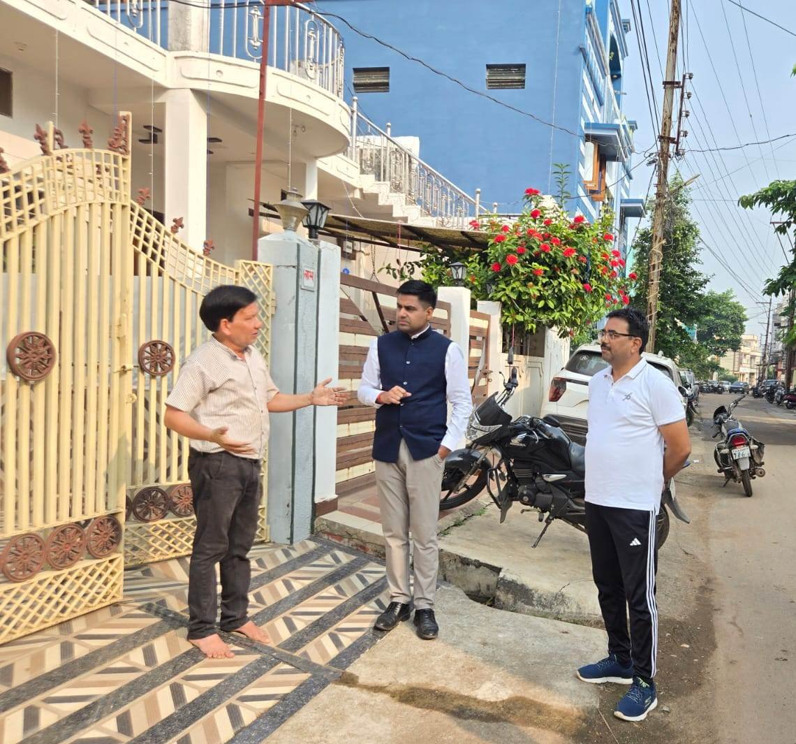 कलेक्टर ने नगर निगम क्षेत्र के वार्ड 18 ममता नगर और वार्ड क्रमांक 2 नवागांव का भ्रमण कर सफाई व्यवस्था का किया निरीक्षण