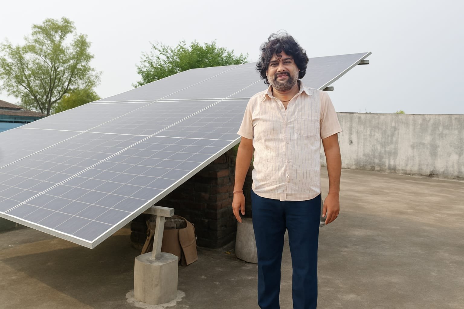 सोलर पैनल लगाकर धनेश ने पर्यावरण संरक्षण की ओर बढ़ाया कदम