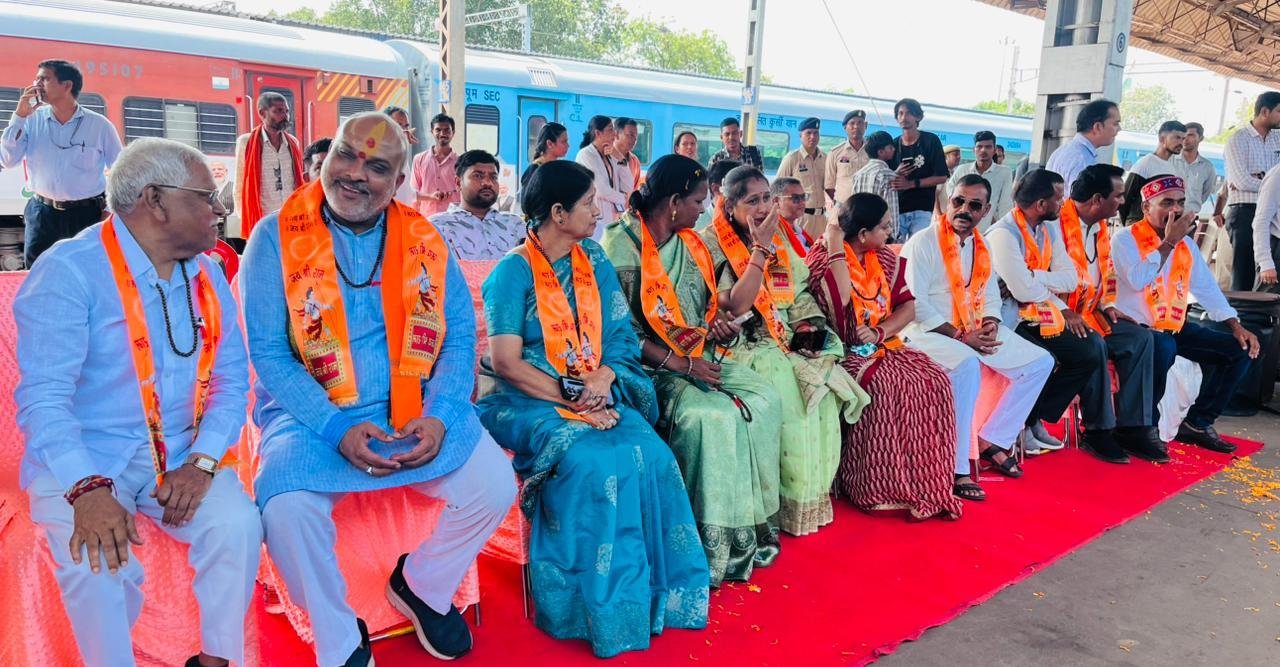 दुर्ग एवं बस्तर संभाग के 876 तीर्थ यात्रियों का दल अयोध्या धाम के लिए रवाना