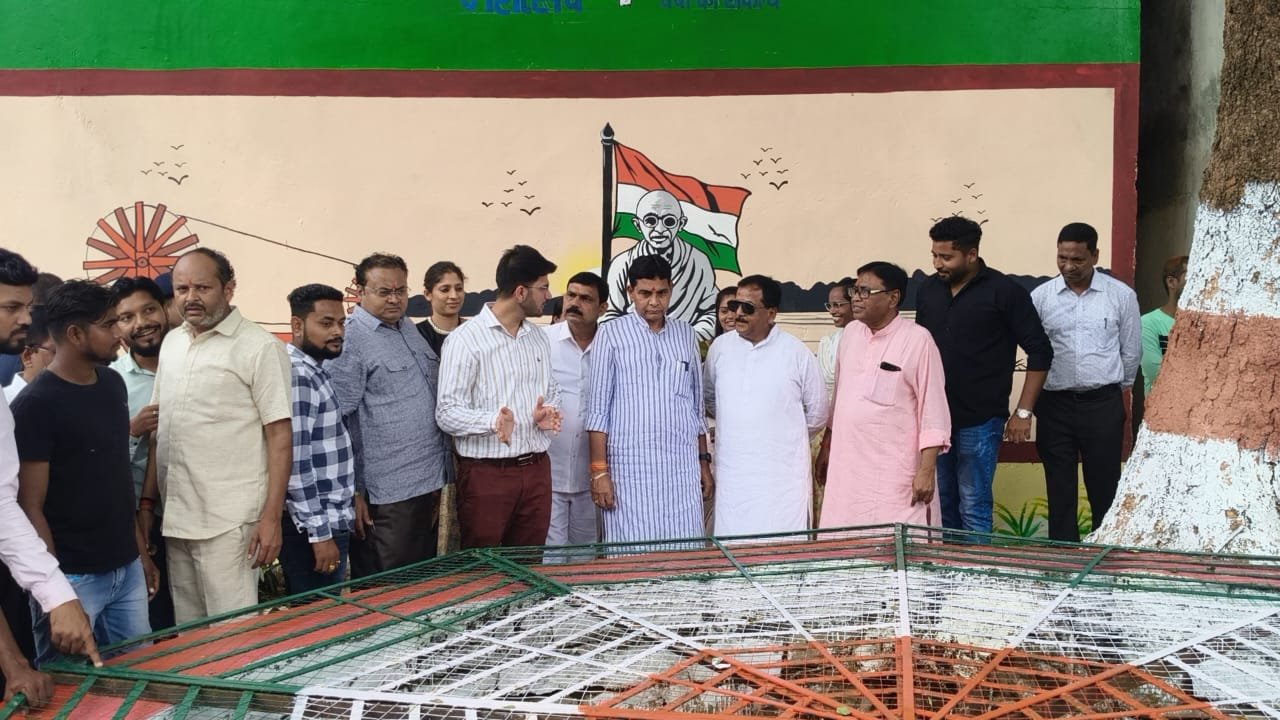 महात्मा गांधी की स्वच्छता के संदेश को घर-घर पहुंचाना है: मंत्री टंकराम वर्मा