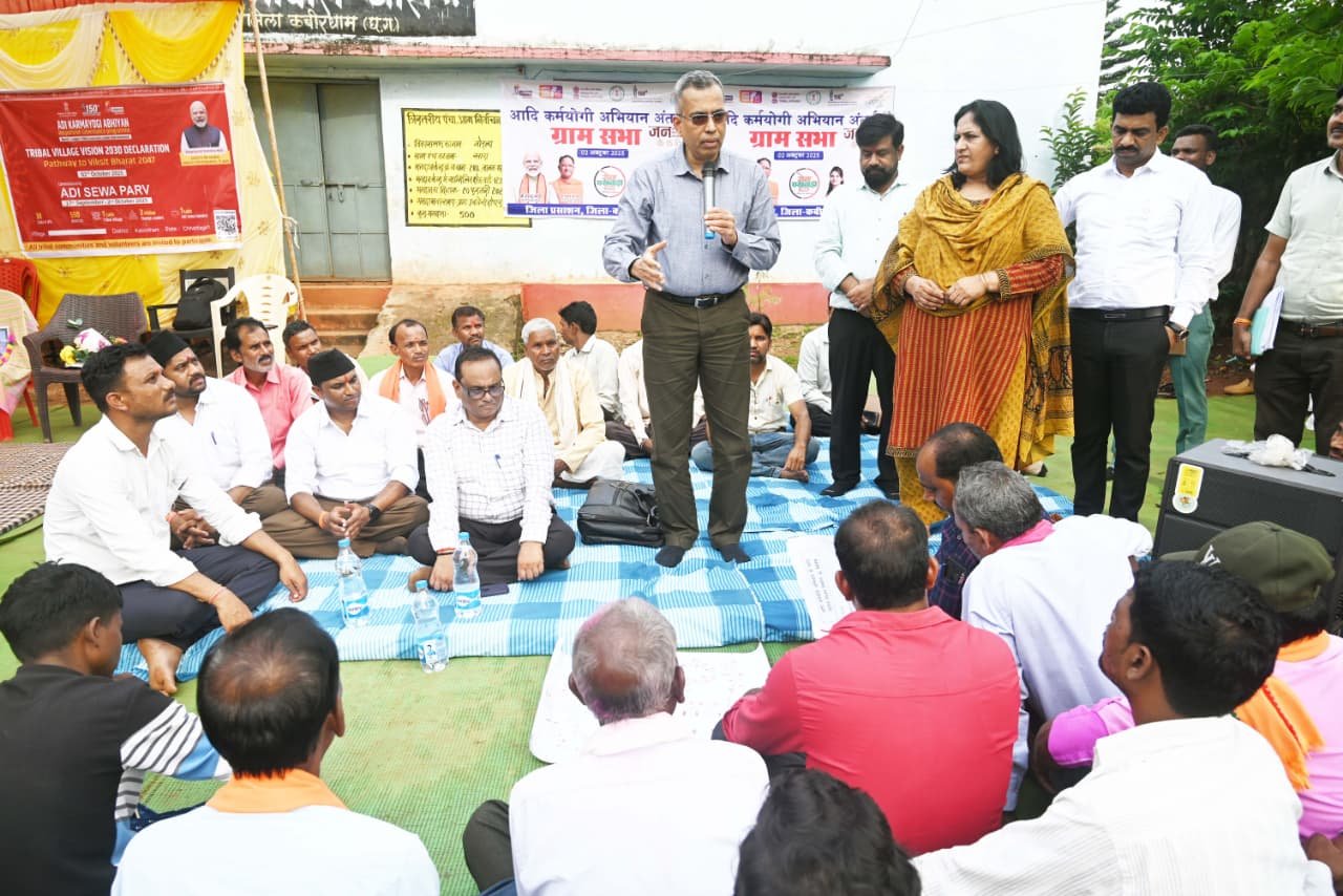 आदि कर्मयोगी अभियान के राज्य नोडल अधिकारी एम. राज मुरूगन कबीरधाम के ग्रामीणों से किया सीधा संवाद