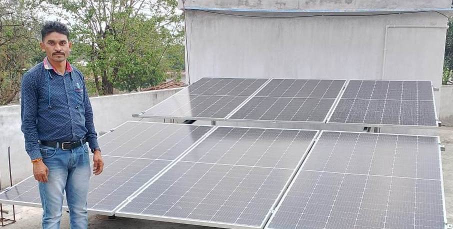 अब घर में चमक रही सौर रोशनी, बिजली उपभोक्ता से ऊर्जादाता बने सेवकराम