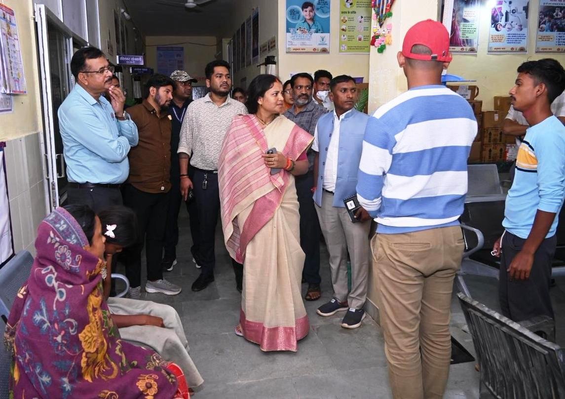 मंत्री लक्ष्मी राजवाड़े ने सूरजपुर जिले के ग्राम भांड़ी में उल्टी-दस्त से पीड़ित ग्रामीणों से की मुलाकात