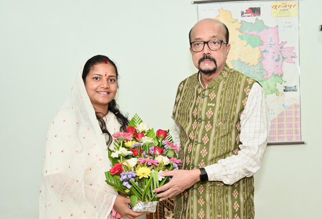 महिला एवं बाल विकास मंत्री लक्ष्मी राजवाड़े ने राज्यपाल रमेन डेका से की सौजन्य भेंट