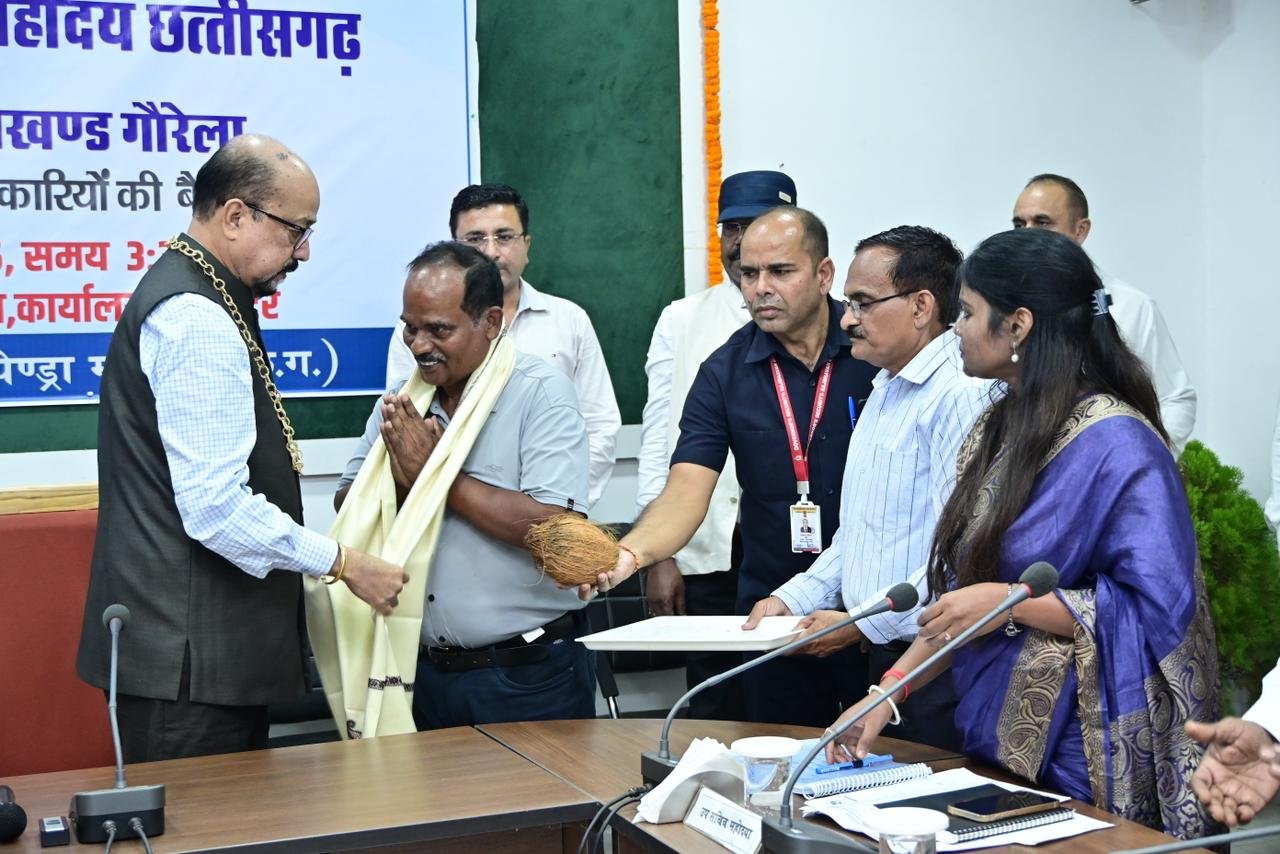 राज्यपाल रमेन डेका ने उत्कृष्ट कार्य के लिए डाइट के प्राचार्य को सम्मानित किया