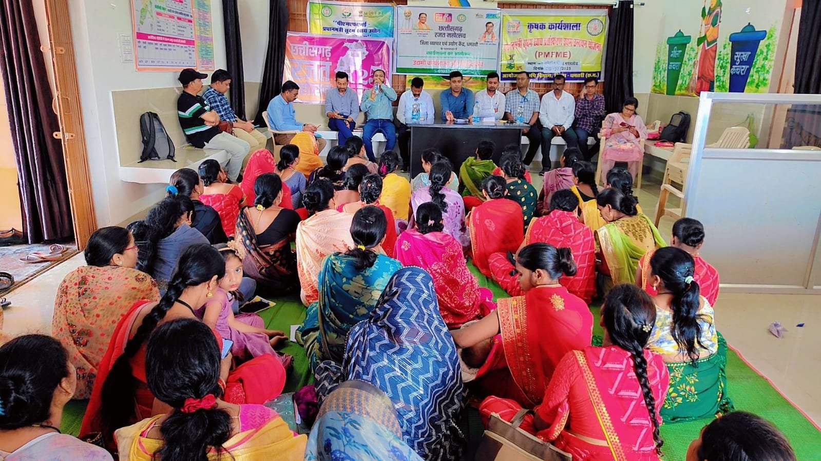 ग्राम करेलीबड़ी में एक दी दिवसीय उद्यमी कार्यशाला एवं ऋण वितरण कैंप-ग्रामीणों को मिला स्वरोजगार का मार्गदर्शन