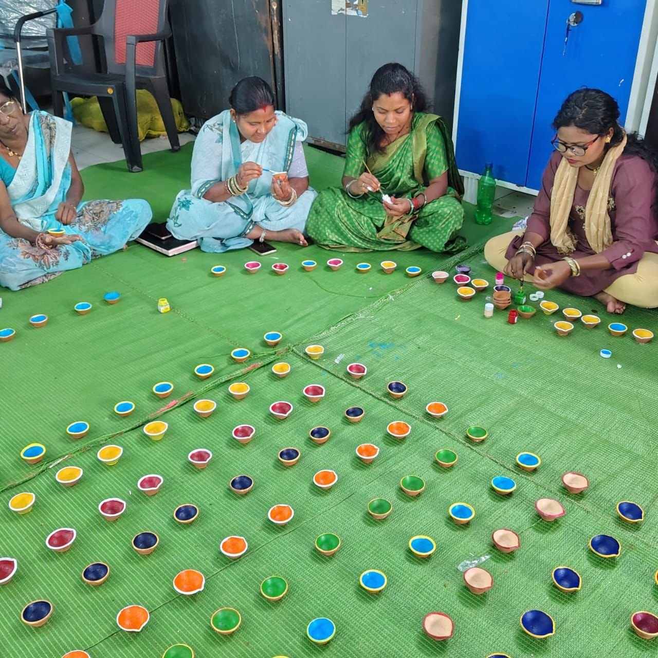 दीयों और पूजा सामग्री के बिक्री से समूह की महिलाएं हो रही समृद्ध