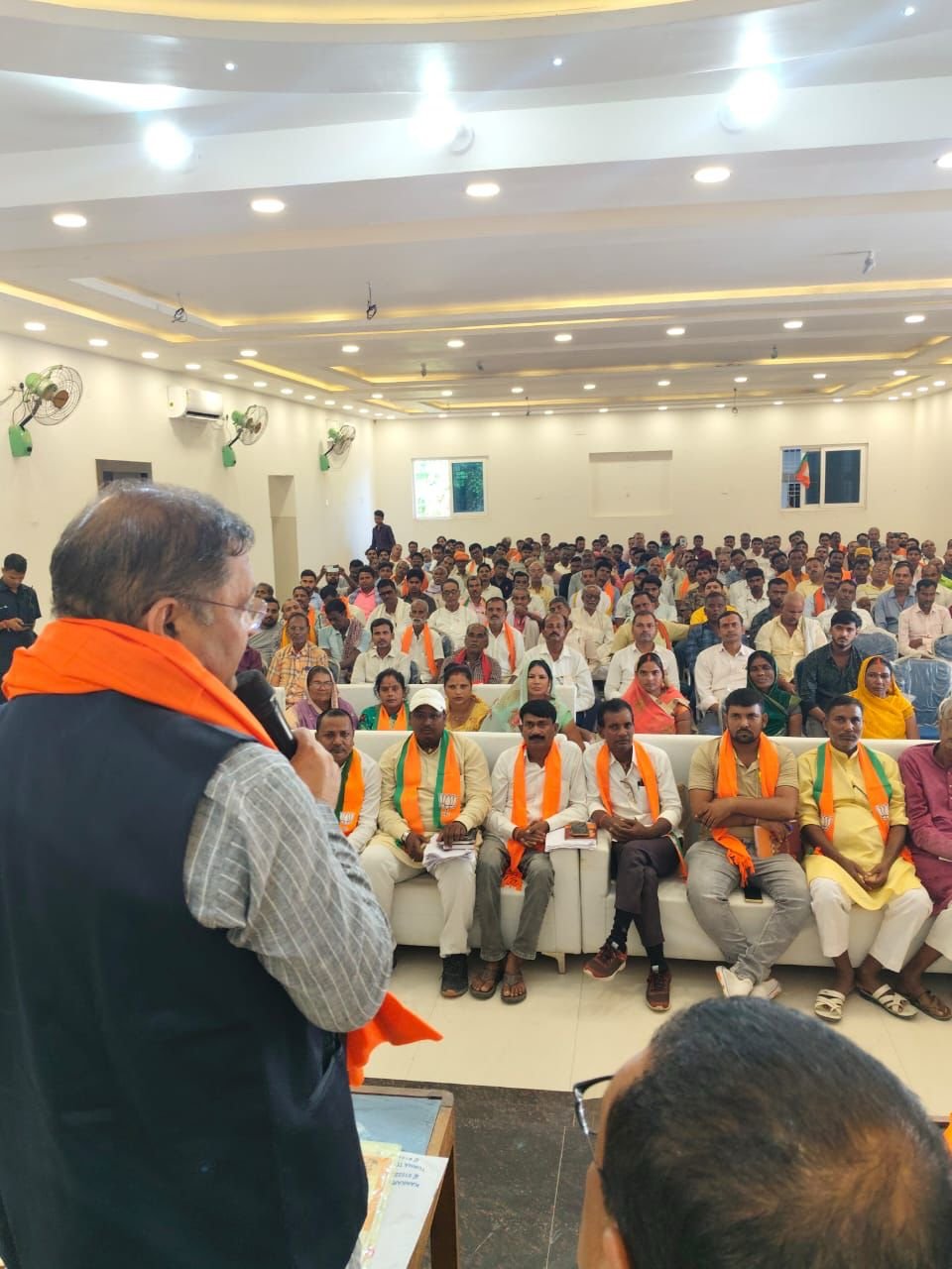 सांसद संतोष पांडेय बिहार में कर रहे धुंआधार चुनाव प्रचार