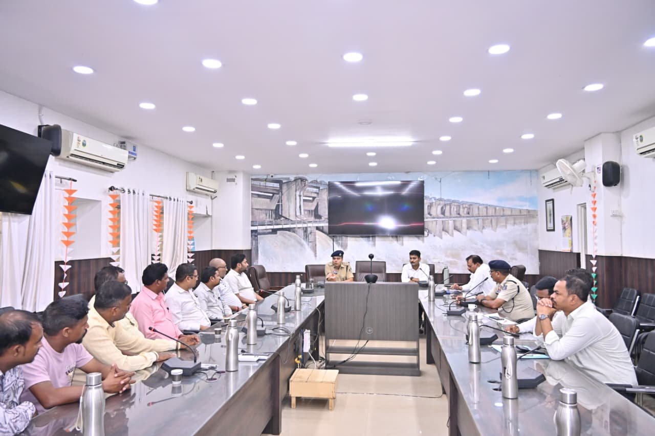 सड़क सुरक्षा व यातायात नियमों पर बैठक आयोजित — वाहन चालकों में अनुशासन और जनजागरूकता पर दिया गया जोर