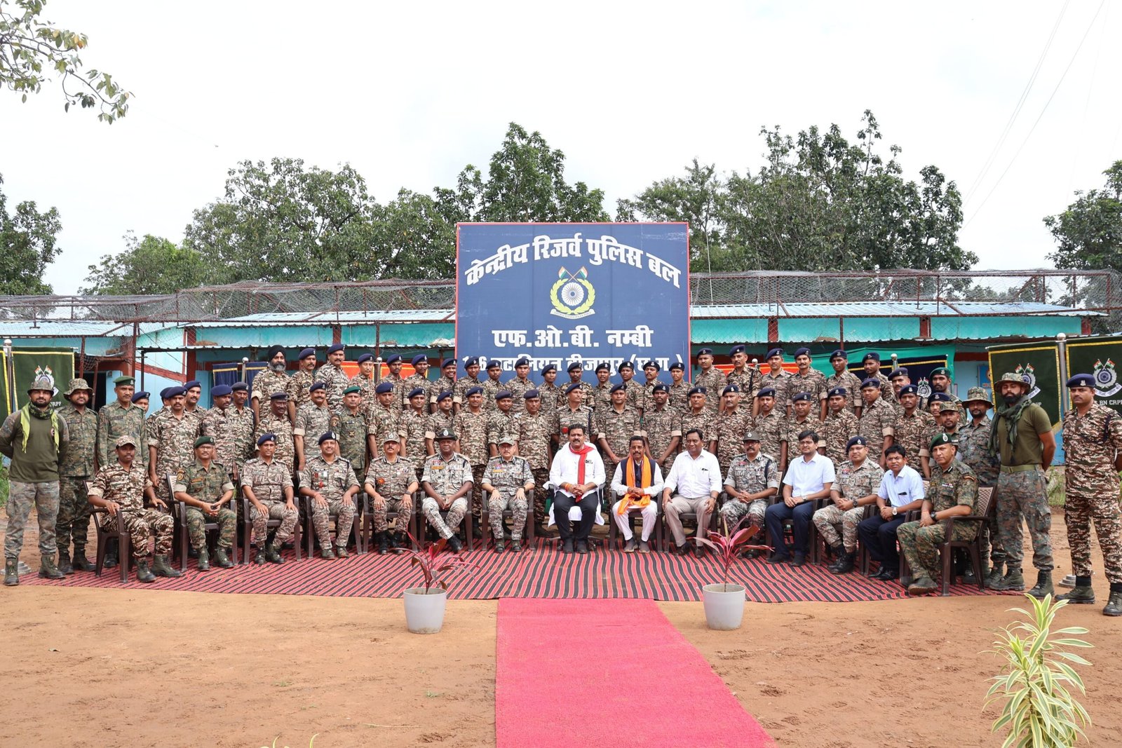 उपमुख्यमंत्री विजय शर्मा ने दूरस्थ ग्राम नंबी में सीआरपीएफ कैंप के जवानों से की मुलाकात