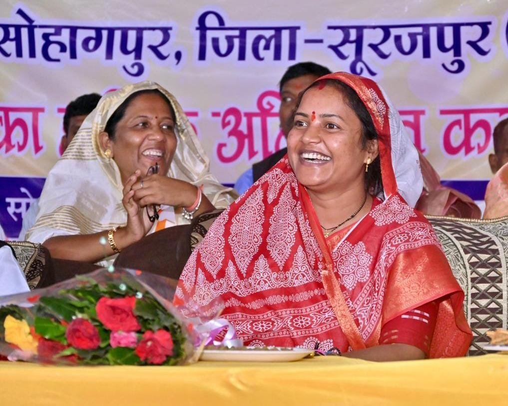 मंत्री लक्ष्मी राजवाड़े ने रजवार समाज के उत्कृष्ट विद्यार्थियों का किया सम्मान