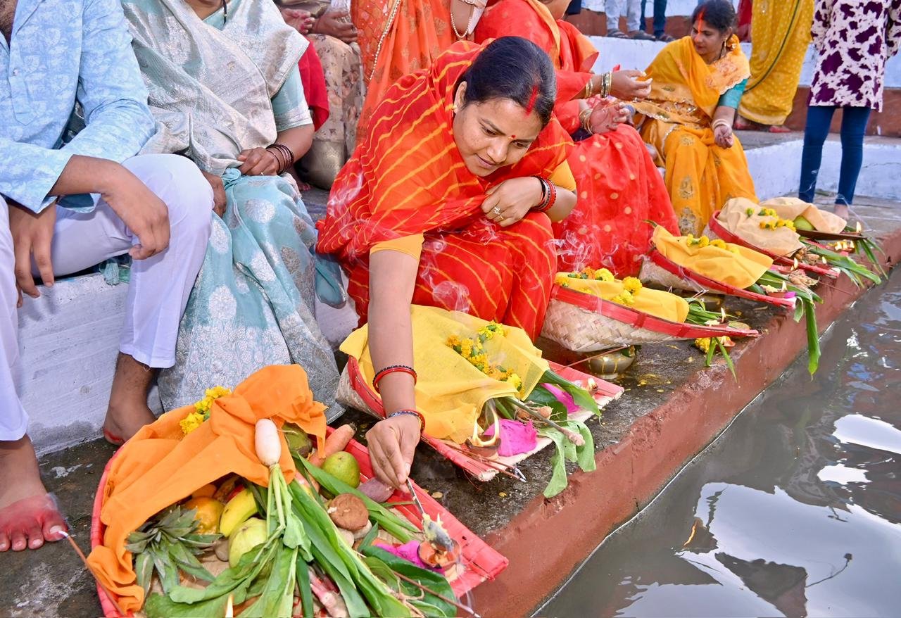 मंत्री लक्ष्मी राजवाड़े ने , सूर्यदेव को अर्पित किया संध्या अर्घ्य प्रदेश की सुख-समृद्धि के लिए की छठी मईया से कामना