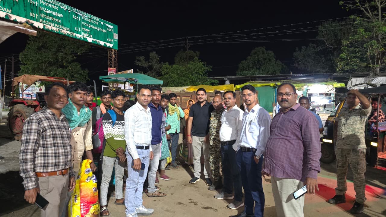 दलाल के चंगुल से छूटे 18 मजदूर, बीजापुर प्रशासन की त्वरित कार्रवाई से सकुशल घर लौटे ग्रामीण