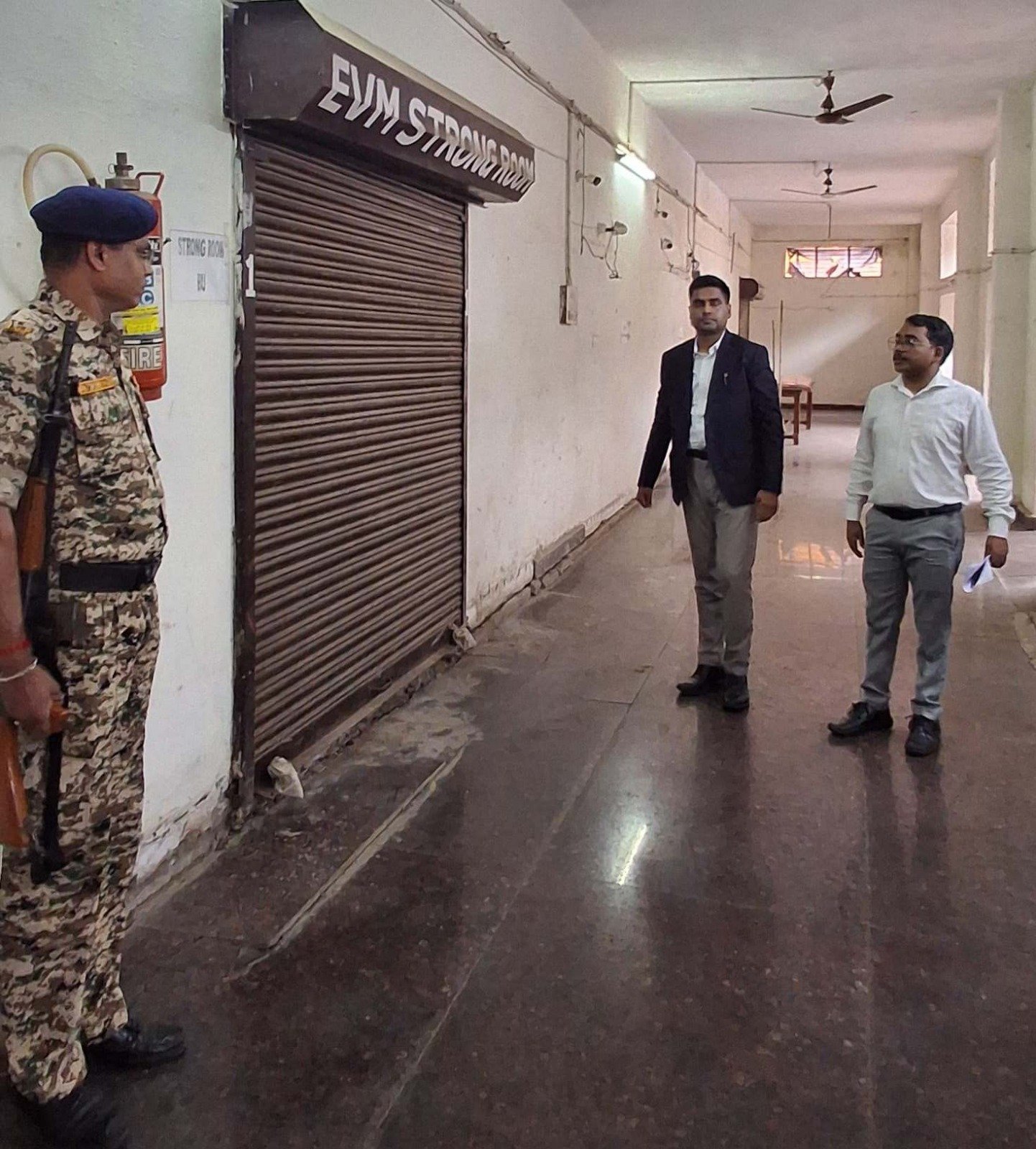 कलेक्टर ने ईवीएम वेयरहाऊस का किया मासिक निरीक्षण