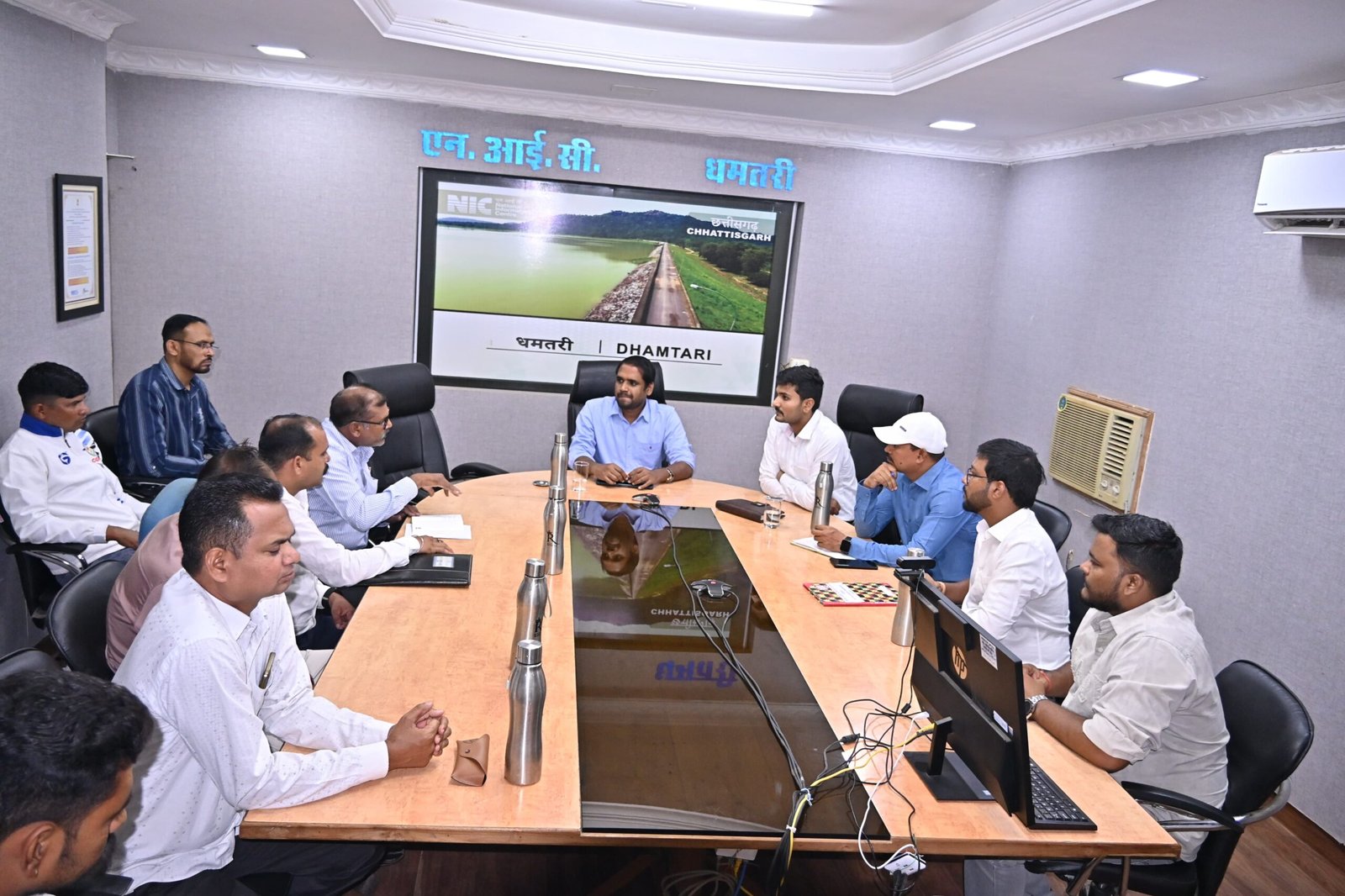 जिले के युवाओं को सेना भर्ती में अवसर प्रदान करने कलेक्टर अबिनाश मिश्रा ने ली प्रशिक्षकों की बैठक