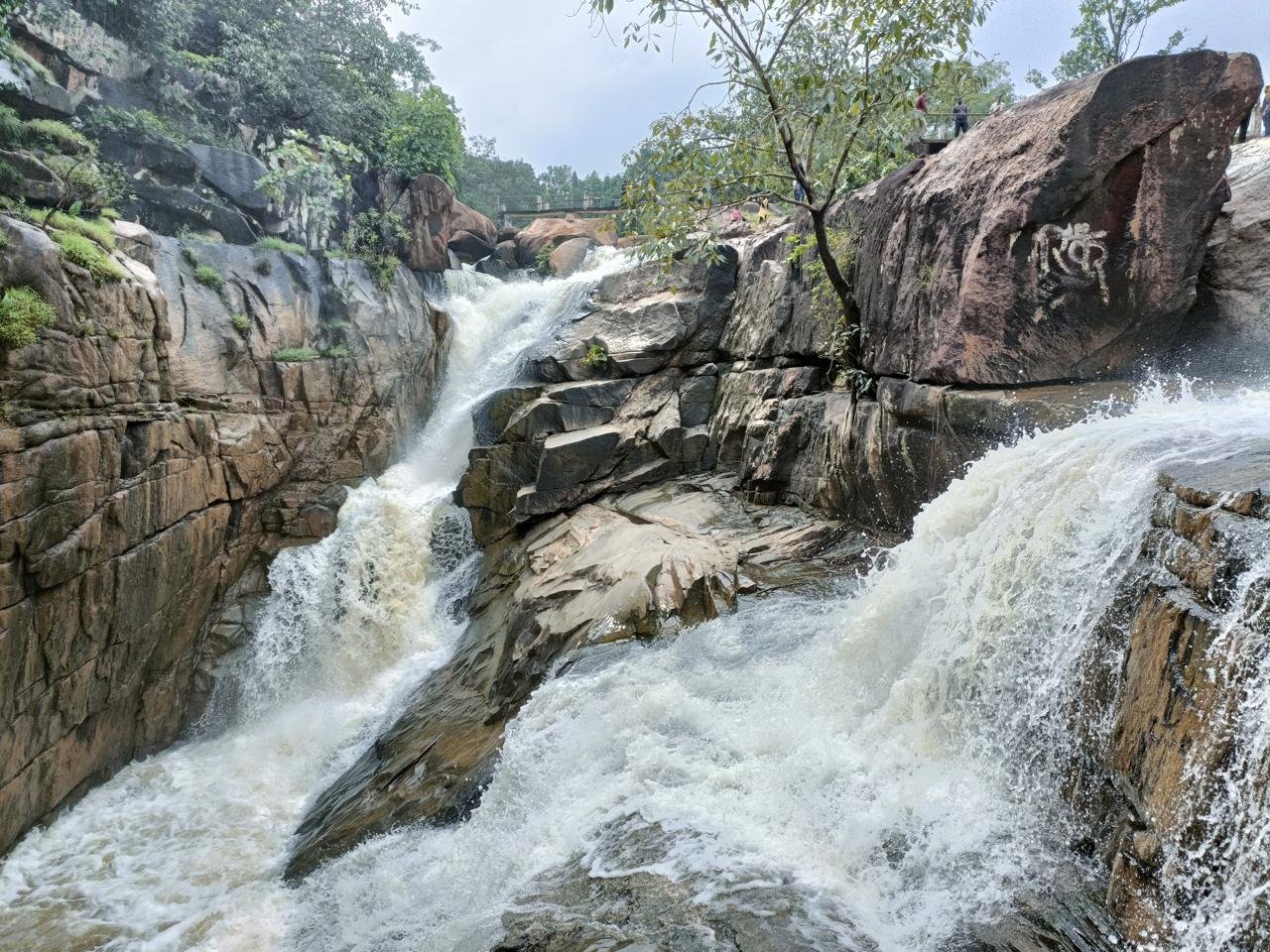 प्रकृति और सुंदर झरनों का आनंद लेने एक बार प्रसिद्ध पर्यटन स्थल रानीदाह का भ्रमण जरूर करें