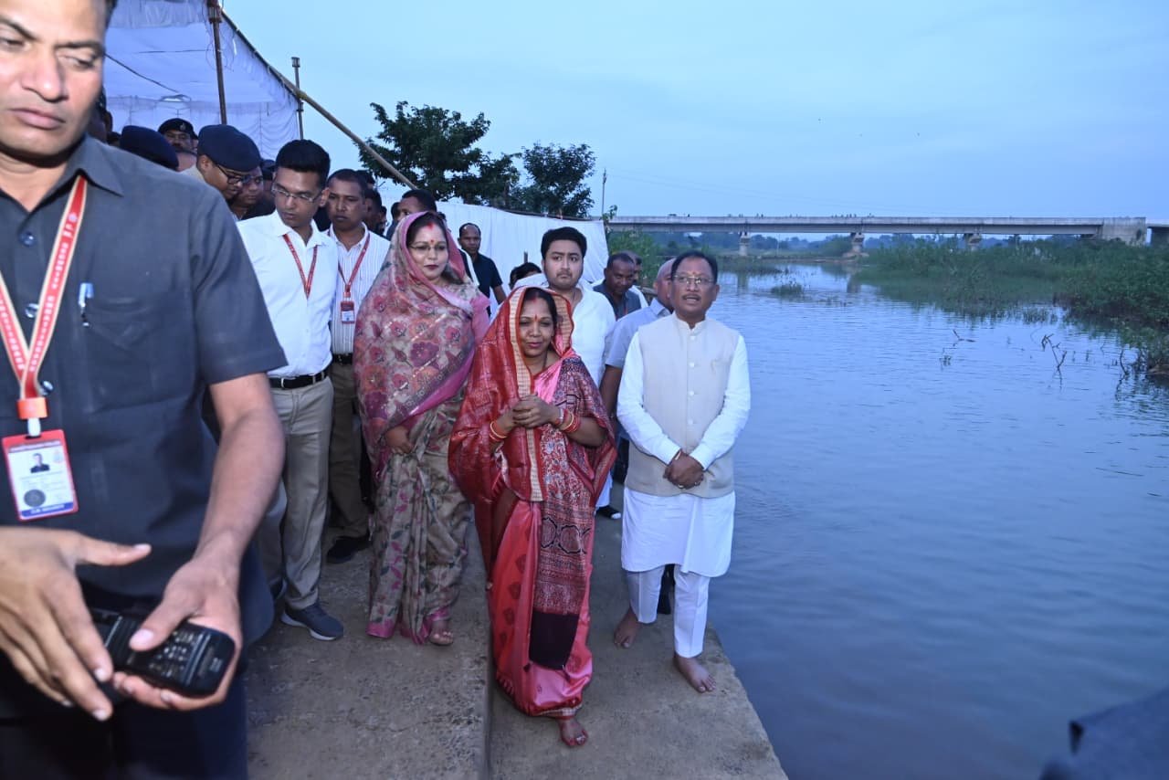 मुख्यमंत्री साय और उनकी धर्मपत्नी ने दुलदुला छठ घाट में डूबते सूर्य को दिए अर्घ्य