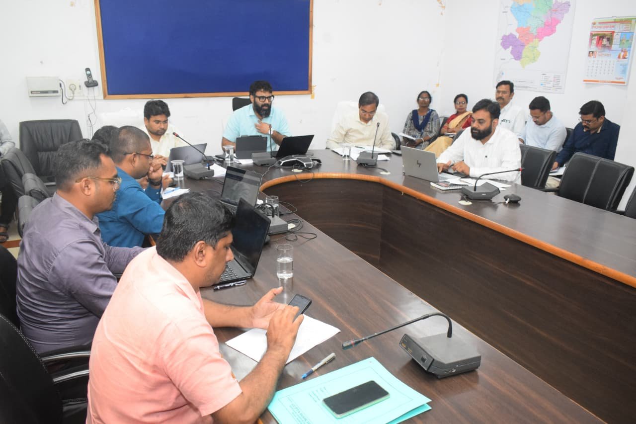 कलेक्टर ने जिला अस्पताल में भोजन का ठेका लेने के लिए फर्जी अनुभव प्रमाण जमा करने वाले अधि श्री समूह पर कार्रवाई करने के निर्देश