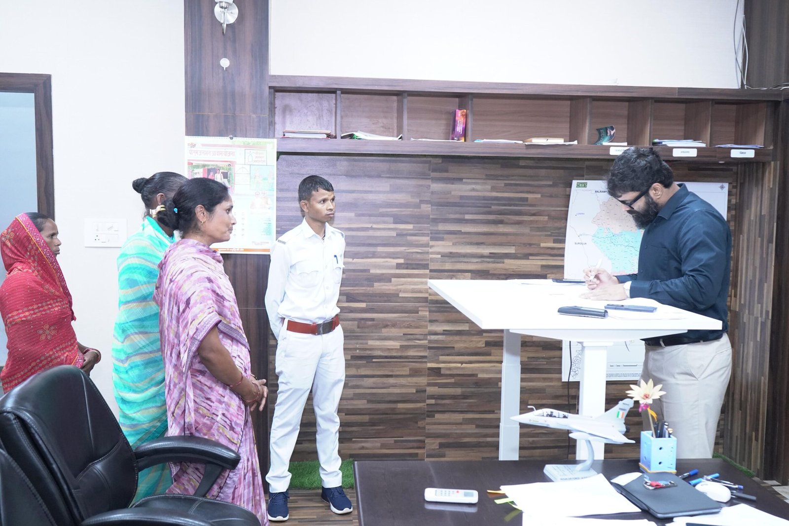 कलेक्टर रोहित व्यास ने जनदर्शन में सुनी आम जनता की समस्याएं