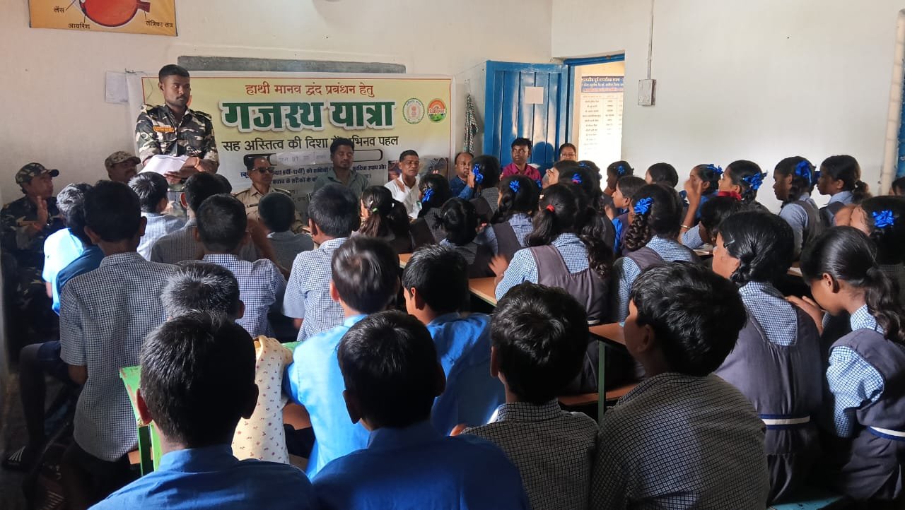 जशपुर वनमण्डल में मनाया जा रहा  वन्यजीव संरक्षण सप्ताह 75 स्कूलों में 8 हजार से अधिक विघार्थियों को हाथी के व्यवहार और गतिविधियों की दी गई जानकारी