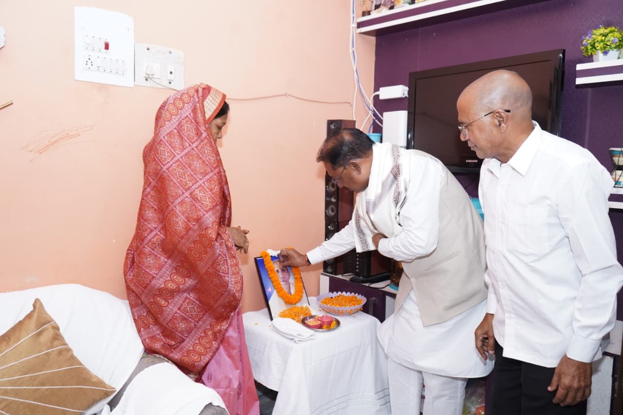 मुख्यमंत्री विष्णुदेव साय ने स्वर्गीय मथुरा साव को दी श्रद्धांजलि