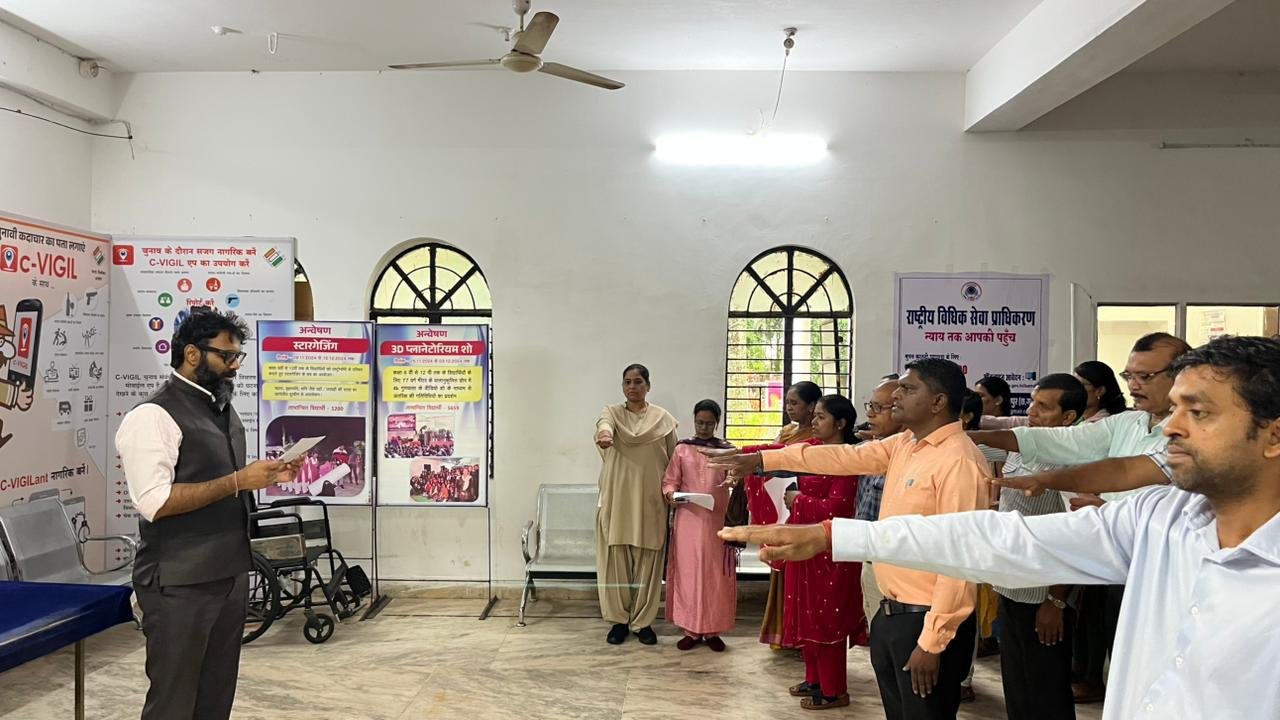 राष्ट्रीय एकता दिवस पर कलेक्टर रोहित व्यास ने दिलाई एकता व अखंडता की शपथ