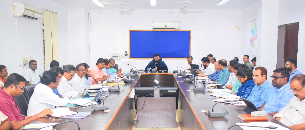 धरती आबा योजनान्तर्गत प्रत्येक जनपद में पांच ग्रामों को मॉडल ग्राम के रूप में किया जाए विकसित – कलेक्टर