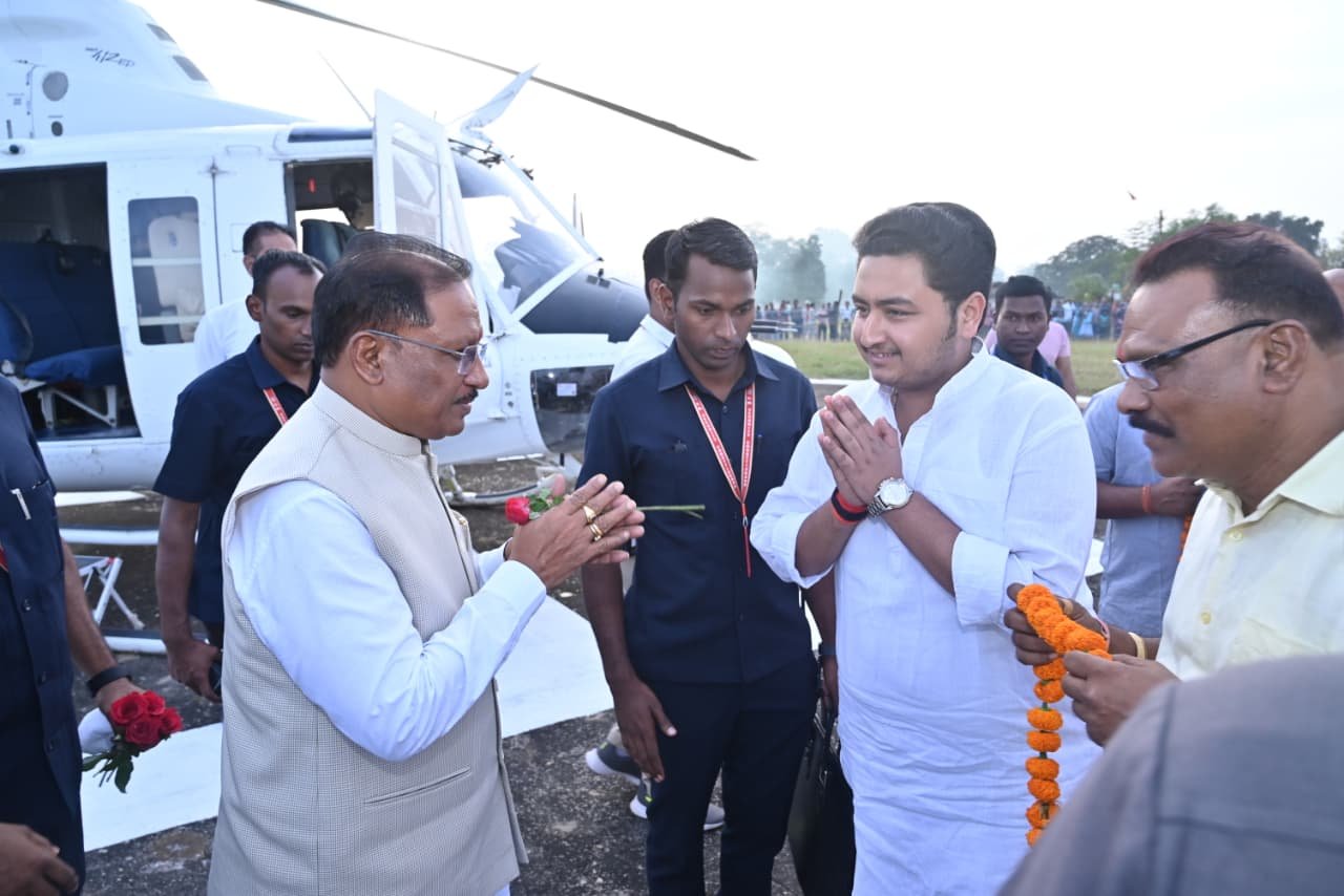 मुख्यमंत्री का दुलदुला हेलीपैड में किया गया आत्मीय स्वागत