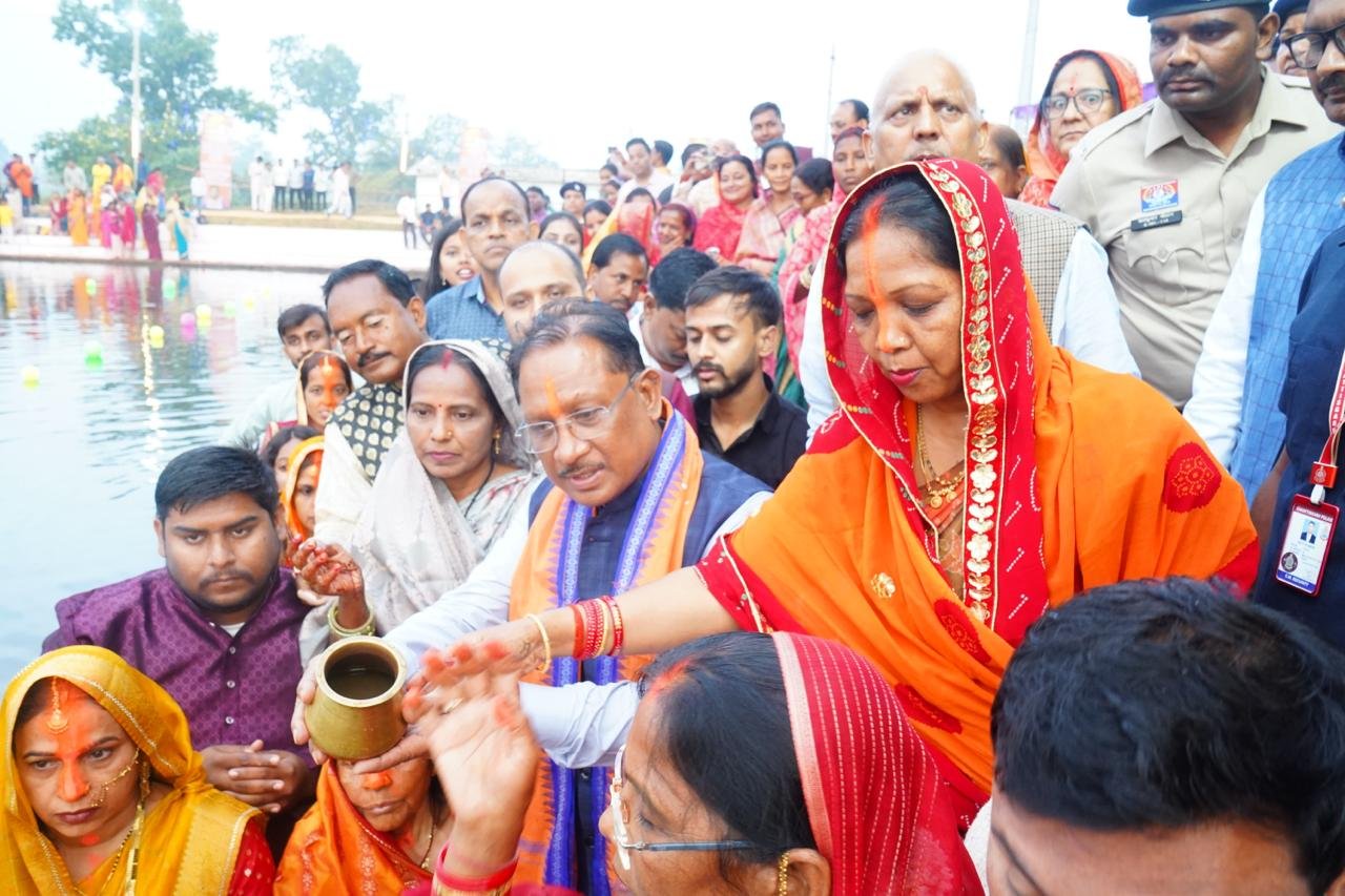 मुख्यमंत्री साय और उनकी धर्मपत्नी ने कुनकुरी छठ घाट में उगते सूर्य को दिए अर्घ्य