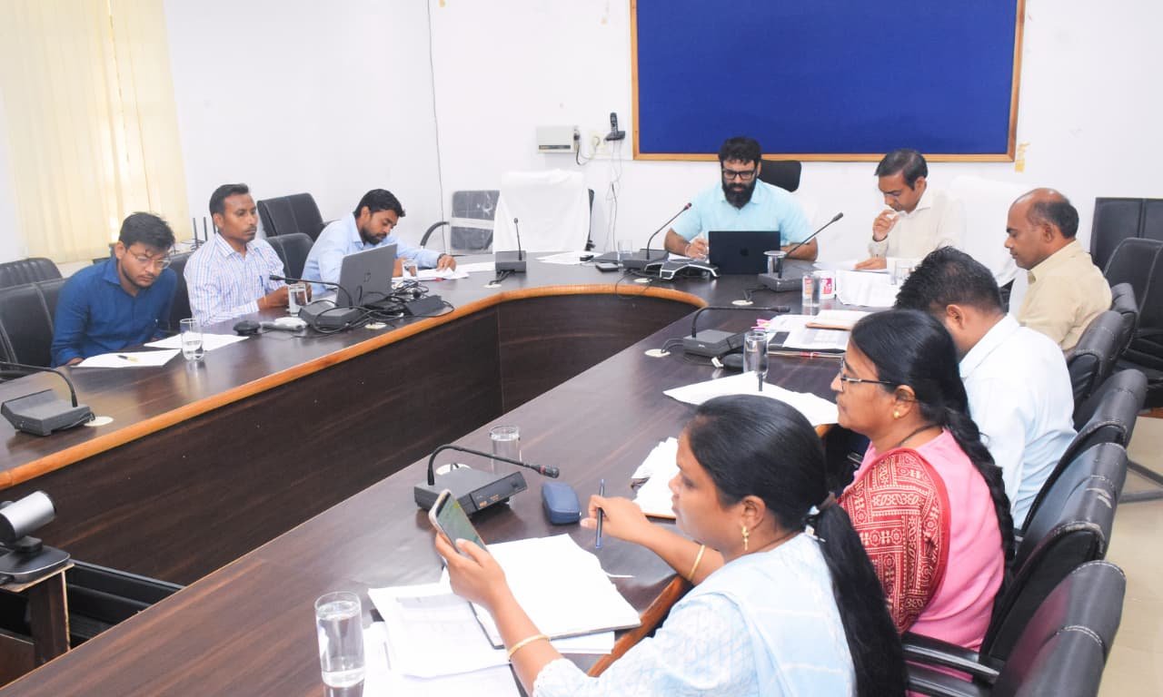 कलेक्टर रोहित व्यास ने राजस्व विभाग की ली समीक्षा बैठक राजस्व प्रकरणों का शत-प्रतिशत निराकरण समय सीमा में सुनिश्चित करने के दिए निर्देश