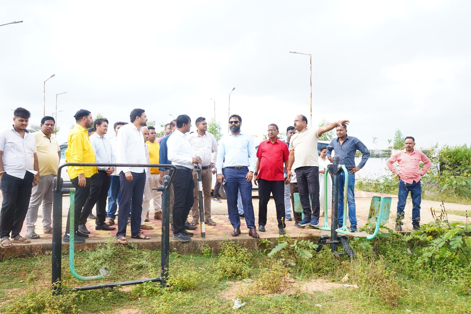 कलेक्टर ने कुनकुरी के हनुमान टेकरी मंदिर का किया निरीक्षण