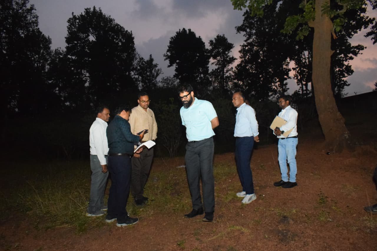 कलेक्टर रोहित व्यास ने दिव्यांग बच्चों के लिए बनने वाले आदर्श आवासीय परिसर का किया निरीक्षण, गुणवत्ता के समय सीमा में पूर्ण करने दिए निर्देश