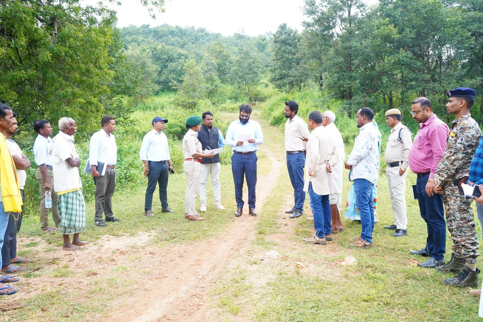 कलेक्टर ने दूरस्थ वनांचल गांव लकराघरा का किया निरीक्षण वनभूमि लकराघरा गांव में 4 किलोमीटर तक डब्लू बी एम का बनेगा सड़क