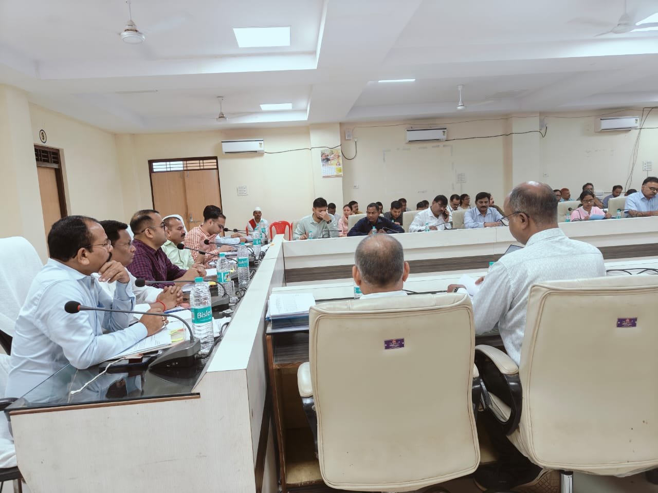 कलेक्टर विलास भोसकर की अध्यक्षता में साप्ताहिक समय-सीमा की बैठक संपन्न